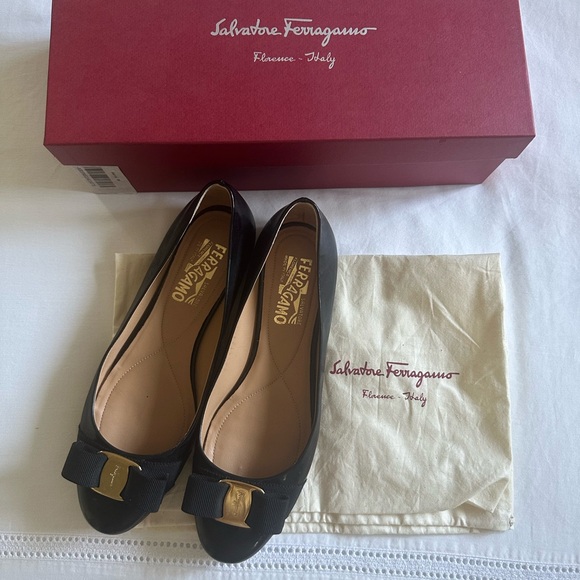 Salvatore Ferragamo Varina Flat - Picture 1 of 5